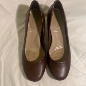 Rockport 9N Brown Low Pumps